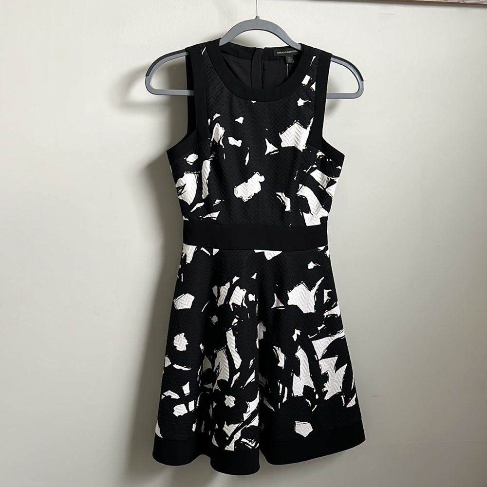 NWT Banana Republic Size 0 Black & White Fit and Flare Mini Dress